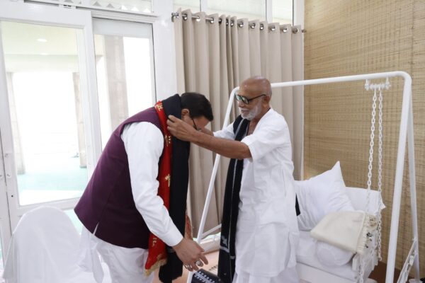 रामकथा में शामिल हुए मुख्यमंत्री पुष्कर सिंह धामी, मोरारी बापू की वाणी से हुए भावविभोर
