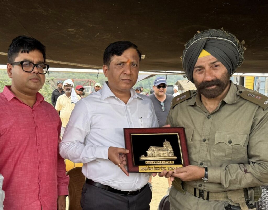 सनी देओल से मिले उत्तराखंड फिल्म विकास परिषद के सीईओ बंशीधर तिवारी, बॉर्डर 2 के सेट पर हुई सकारात्मक चर्चा